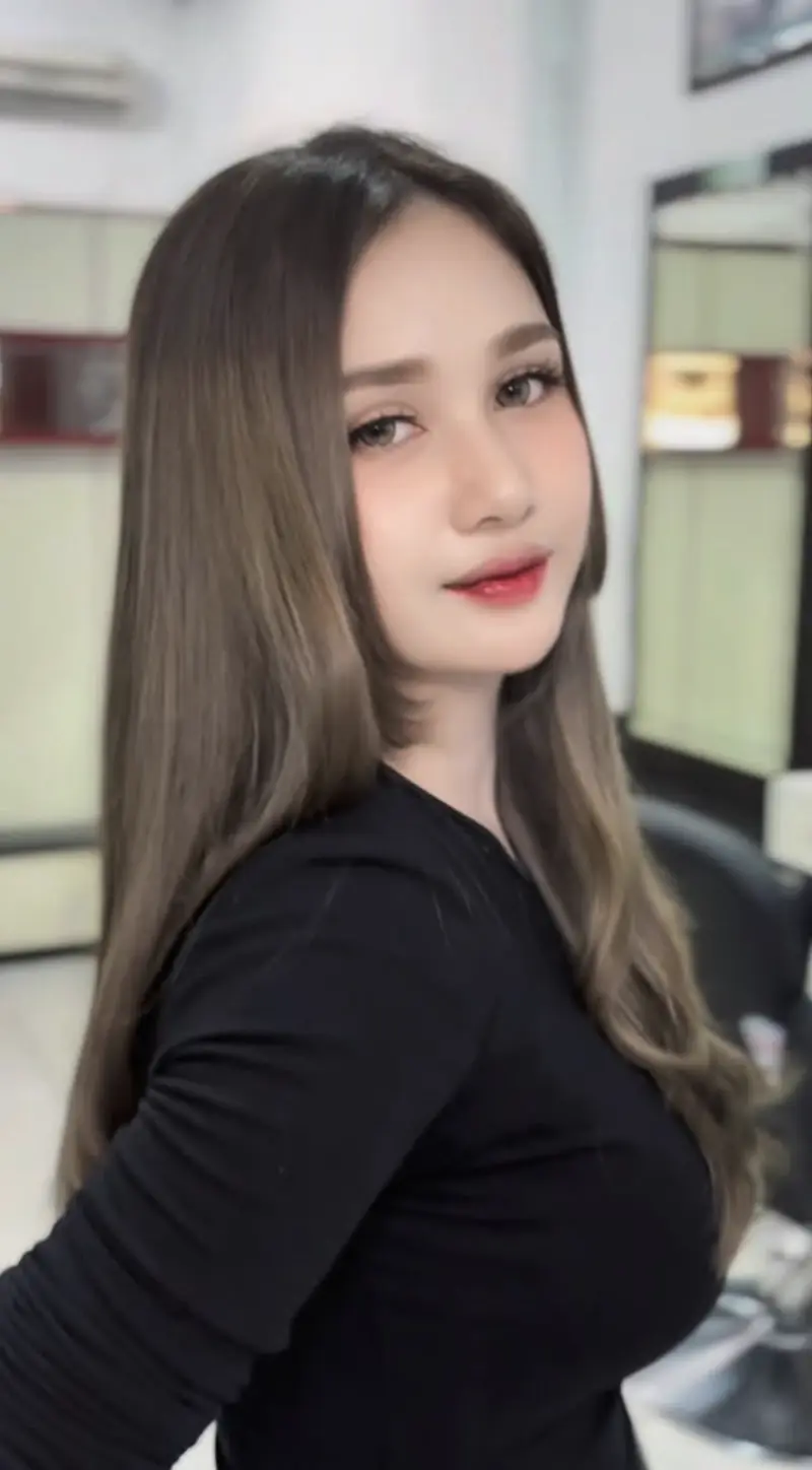 Rambut panjang lurus warna ash brown